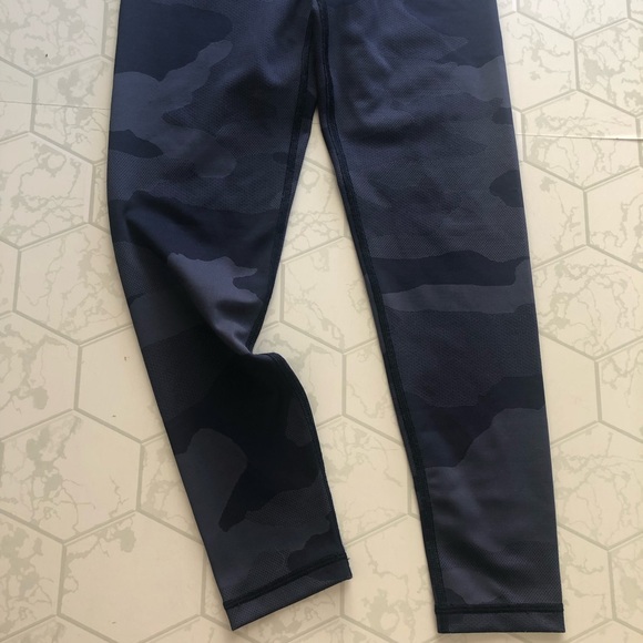 Aerie Blue Camo Leggings Hi-Rise Cropped Inseam Size Small Short Inseam - Picture 4 of 13